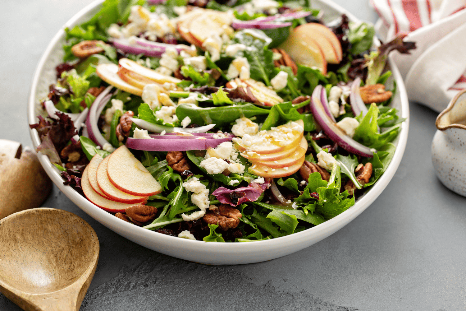 Winter salad with goat cheese, apples and pecans